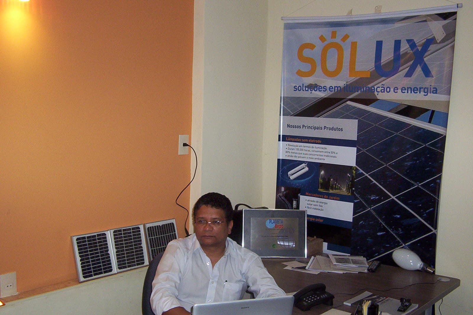 From the assembly bench in China to the Solux office in Brazil.