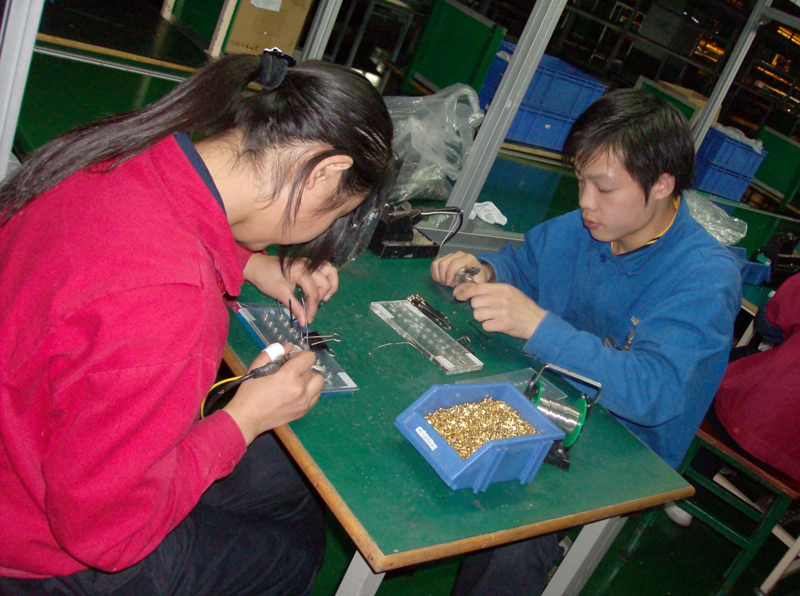 From the assembly bench in China to the Solux office in Brazil.
